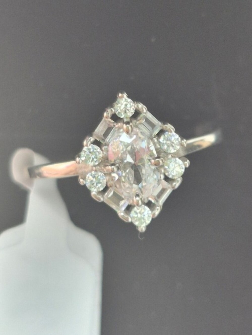 VVS1 Art Deco 2 CT* Oval cut w/ Geometric Pavé Halo Moissanite ring size 6 *New